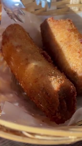Chef Vierte Trozos Plátano Frito Con Aceite Azúcar Caña Caliente — Vídeos de Stock