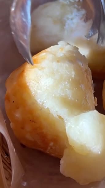 Typische Brasilianische Käsebrötchen Einer Papiertüte Über Einem Holztisch Käsebrötchen Mit — Stockvideo
