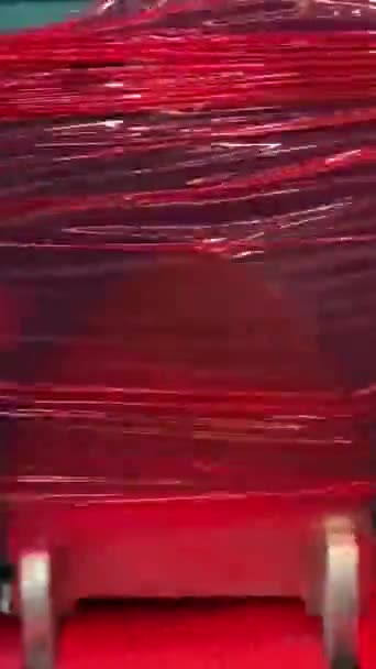 Titik Bungkus Bagasi Film Plastik Merah Mengelilingi Koper Hijau Biru — Stok Video