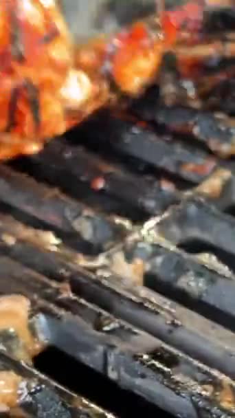 Büyük Kızartılmış Sulu Bir Parça Kızartılır Demir Maşayla Çevirilir Arkadaşları — Stok video