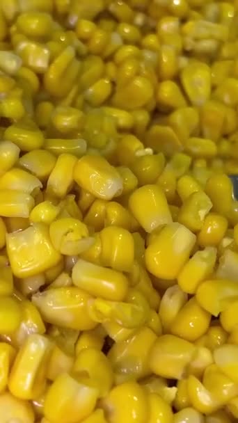 Lžíce Marinovanými Sladkými Žlutými Kukuřičnými Semínky Kovové Nádobě Zavřít Vysoce — Stock video