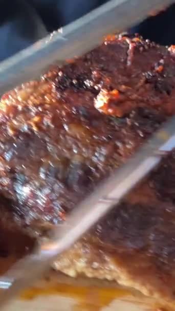 用叉子和刀把刚烤好的多汁牛排直接从格栅上切下来的特写镜头 Kitxhen Table Food Drink Footage — 图库视频影像