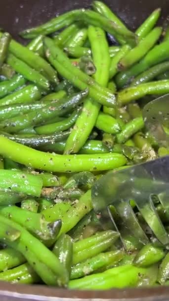 緑のエンドウ豆は皮のクローズアップで煮込みました 若い新鮮な選んだ緑のエンドウ豆を準備する食べる前に野菜を調理する 高品質4K映像 — ストック動画