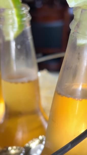 Dışarısı Limonlu Buz Gibi Elma Şarabını Tazeleyelim Yüksek Kalite Görüntü — Stok video