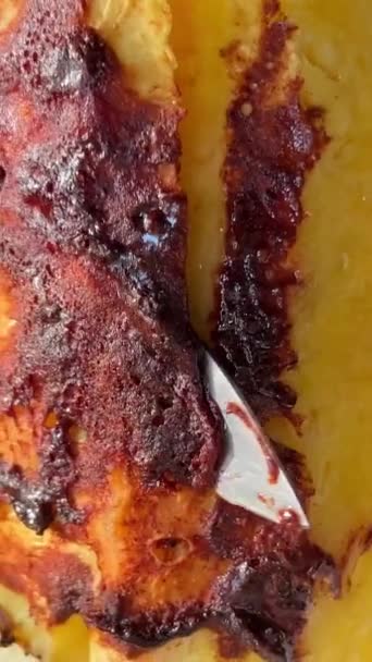 Cocinar Parrilla Deliciosas Piezas Jugosas Cuñas Piña Pinchos Madera Parrilla — Vídeo de stock