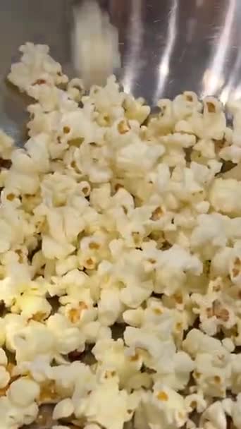 Popcorn Yang Baru Saja Dimasak Jatuh Atas Piring Besi Yang — Stok Video