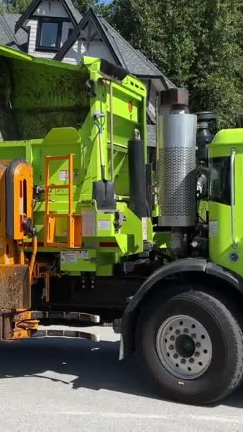 食品廃棄物によって引き起こされる再生可能な天然ガスの惨状ガベージトラックは 特別に設計された自治体固体固形廃棄物を収集し 生活環境のための緑カナダバンクーバーサリー07 2023 — ストック動画