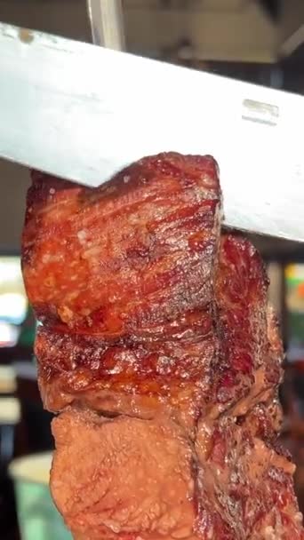 Ristorante Carne Tagliato Carne Barbecue Grande Pezzo Con Coltello Enorme — Video Stock