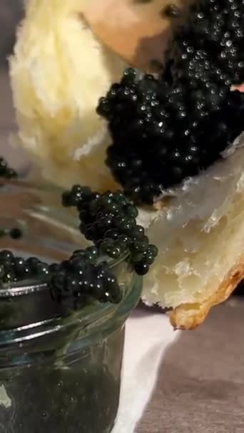 유리병에 숟가락으로 캐비어를 튀기고 맛있는 음식캐 생선을 맛본다 피크닉에는 나무로 — 비디오