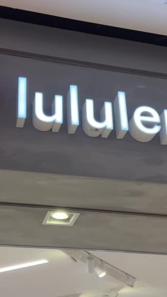 Lululemon Buying Sportswear Gray Tracksuit Store Checkout Girl Seller Puts — Stockvideo