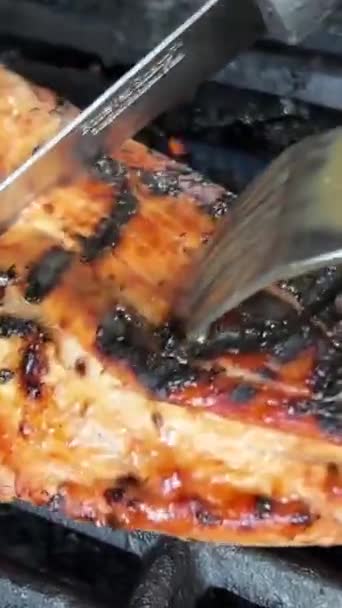 烤好的多汁牛排牛肉用迷迭香刷在燃烧的烤架上 周围都是其他的肉和香肠 慢动作 高质量的4K镜头 — 图库视频影像