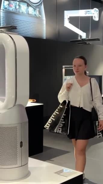 Dyson Rons Vacuum Cleaners Other Equipment Home Appliance Store Girl — Vídeo de Stock