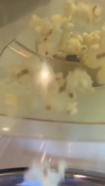 Statický Záběr Čerstvého Popcornu Vyrobeného Průmyslovém Stroji Popcorn Kukuřice Která — Stock video