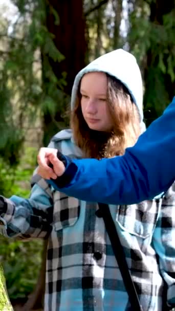 Árbol Tacto Con Mano Musgo Verdor Chicos Chicas Adolescentes Caminar — Vídeo de stock