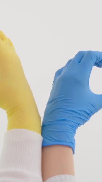 Handschoenen Blauw Geel Hart Met Handen Witte Achtergrond Ruimte Voor — Stockvideo