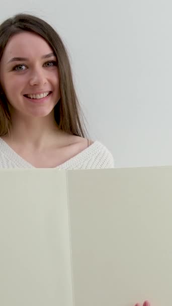 テキストのための空のスペースのための女の子アルバムノートパッドホワイトページ女の子ショー親指アップ広告便利なBe H3Thy — ストック動画