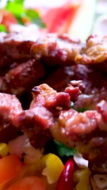 Türk mutfağının en önemli et yemeği mantarlı şiş kebap, vişneli domates ve tatlı biberli ızgara et şişleri ile pişirilen zengin bir üründür. Üst görünüm, kopyalama alanı