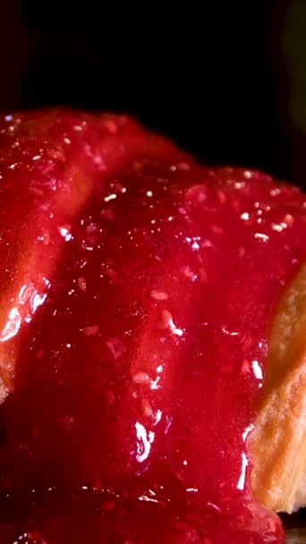 Proud Malinové Marmelády Tekoucí Sklenice Kus Croissantu Zblízka Sendvič Sladkou — Stock video