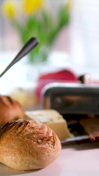 自制的奶酪面包 传统的巴西小吃放在乡村农场厨房的早餐桌上欧洲早餐灯在杯子里放着慢动作的糖碗未完成的咖啡 — 图库视频影像