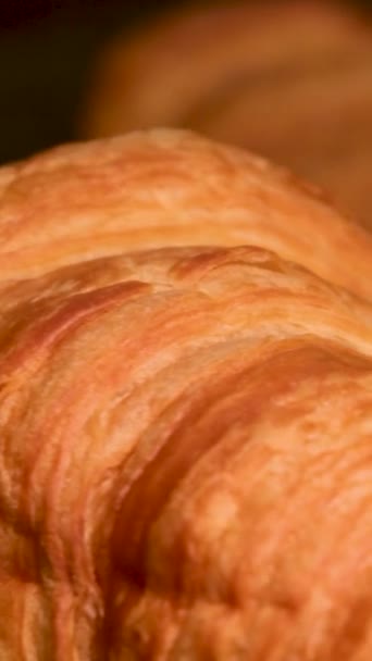 Flickan Tar Färska Croissanter Ugnen Brickan Handgjord Croissant Kök Bakad — Stockvideo