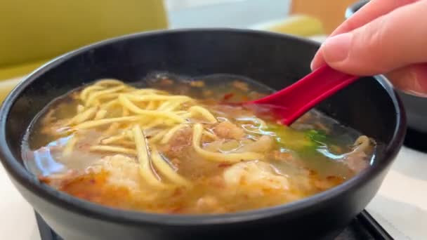 竹のテーブルマットに白いボウルに漬け込んだ麺を用いた自家製のクリアチキンスープ トップビュークローズアップ 高品質の4K映像 — ストック動画
