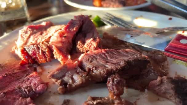 Voedselverspilling Met Thanksgiving Werpt Vleesresten Kippenbotten Een Vuilnisbak Vermindering Van — Stockvideo