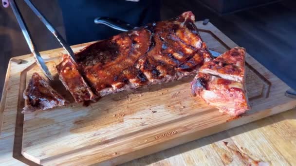 人与金属钳把一个切碎的烤牛肉牛排放在复古板从农村切割板的木制背景 多汁切碎的带肋眼肉与盐 美味肉类食物的概念 — 图库视频影像