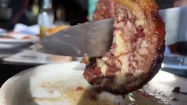 近距离拍摄的新鲜多汁烤牛排直接从网格被切割 用叉子和刀叉在凯特母鸡桌子上0个食物和喝4K镜头 — 图库视频影像