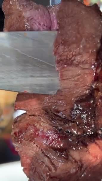 Közelkép Egy Szaftos Frissen Grillezett Steakről Egyenesen Rácsról Amit Elvágtak — Stock videók