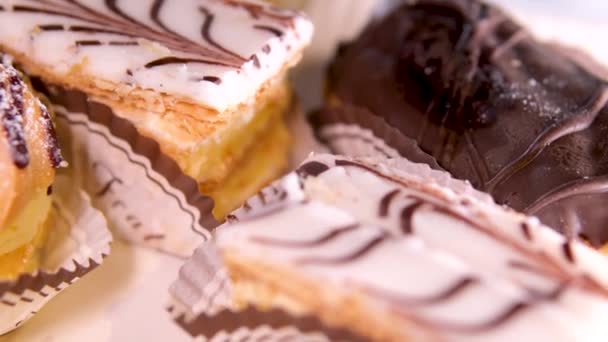 Buffet Postres Deliciosos Dulces Varios Tipos Con Chocolate Blanco Glaseado — Vídeos de Stock