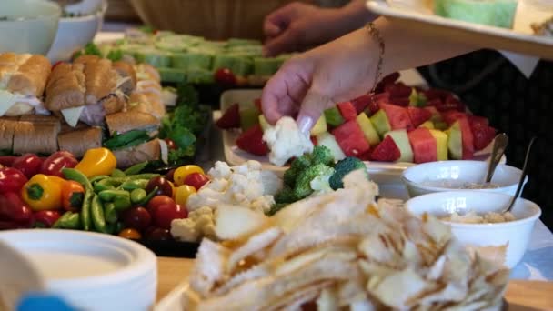 Buffé Plocka Mat Trä Engångstallrikar Grönsaker Bär Frukt Dessert Kvinnliga — Stockvideo