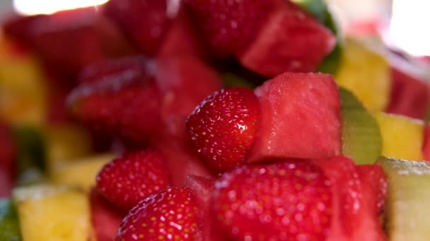 Brochetas Brochetas Frutas Bayas Fresas Sandía Kiwi Piña Melón Delicioso — Vídeo de stock