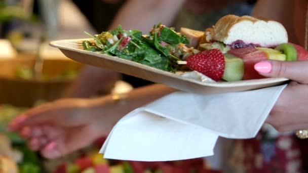 木製の使い捨てプレートに食べ物をピッキングビュッフェ デザート 女性の手 カリフラワーキュウリ 美味しい企業パーティー 新年のレストランテイクアウト — ストック動画