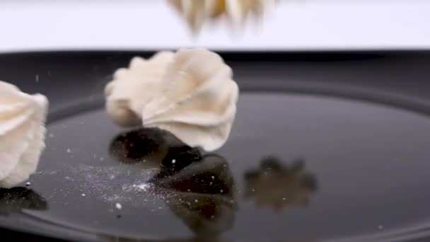 Zefir Aus Nächster Nähe Weiße Marshmallow Stücke Fallen Zeitlupe Auf — Stockvideo