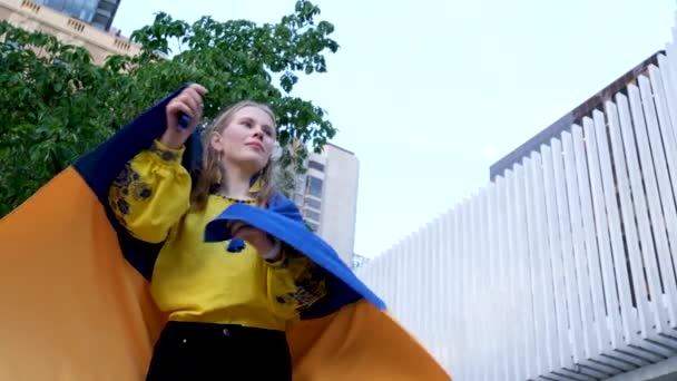 Zamknij Szczęśliwy Młody Ukraińska Kobieta Zawinięta Flagę Narodową Niebieski Żółty — Wideo stockowe