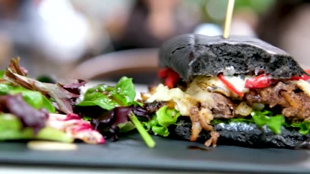 Jamonlu Domatesli Marullu Soğanlı Isırılmış Burger Yüksek Kalite Görüntü — Stok video