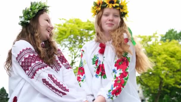 Yaz Ortası Slav Elbiseli Iki Kız Ateşin Başında Oturmuş Konuşuyor — Stok video