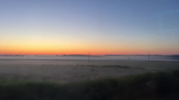 Widok Okna Autobusu Polu Mgle Świt Zachodu Słońca Migające Drzewa — Wideo stockowe