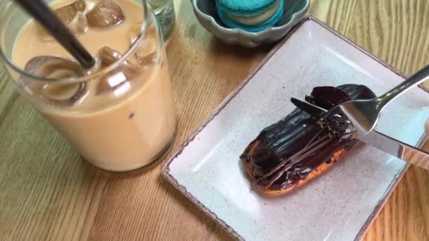 Шматок Заварного Пирога Покритого Темним Шоколадом Відрізають Ножем Виделкою Біля — стокове відео