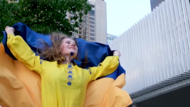 Mloda Kobieta Zoltym Vyshyvanka Flaga Ukrainy Skacze Raduje Sie Zwyciestwie — Wideo stockowe