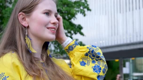 Ung Vacker Kvinna Med Örhängen Gul Blå Kläder Rätar Håret — Stockvideo