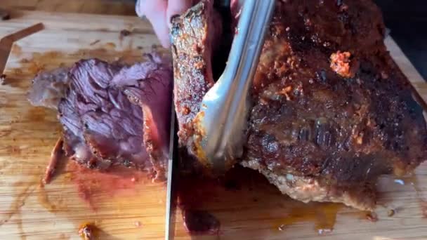Saftig Biff Medium Sällsynt Nötkött Med Kryddor — Stockvideo