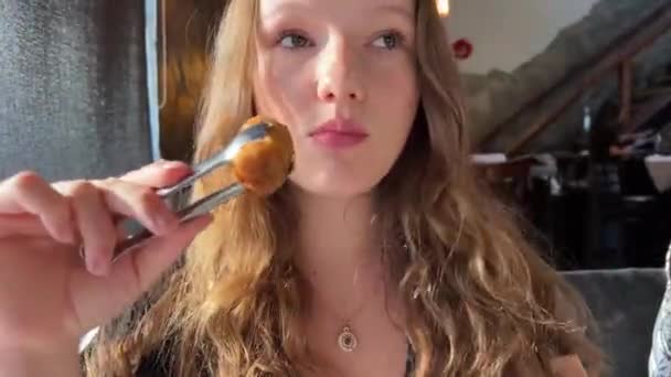 Молодая Девушка Подросток Используя Специальный Пинцет Ест Жареный Банан Тесте — стоковое видео