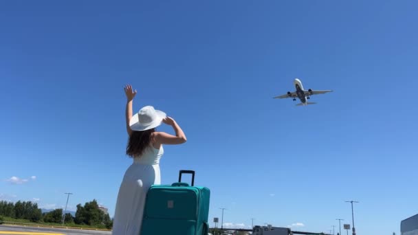 모자와 드레스를 관광객은 그에게 비행기에 그녀의 근처에 거대한 파란색 파도의 — 비디오