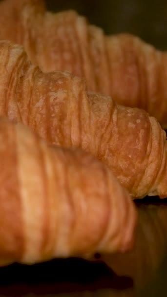 Detailní Záběr Točícího Croissantu Gramofonu Vysoce Kvalitní Záběry — Stock video