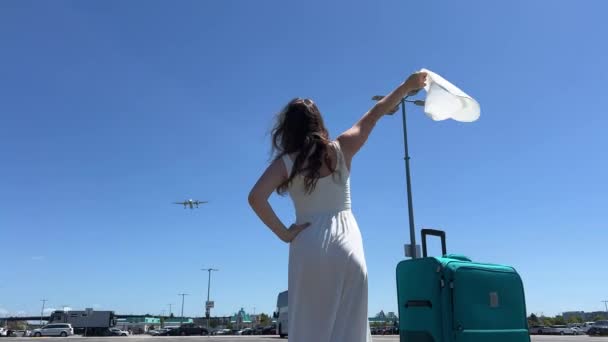 Εντοπισμός Αεροπλάνου Ενθουσιασμένοι Που Αναζητούν Τουρίστες Περιμένουν Προσγειωθούν Στον Αεροδιάδρομο — Αρχείο Βίντεο