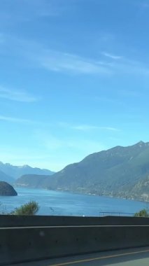 Porteau Cove Provincial Park Kanada Vancouver güzel doğa Pasifik okyanusu ve dağlar geri dönüyor ve suya yansıyor. 