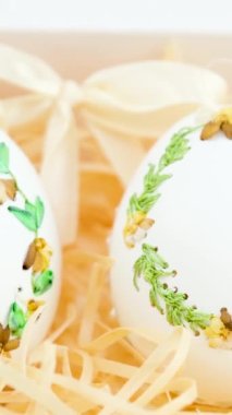 Yumurta kabuklarına kurdele nakış tekniği. Boş yumurtaya nakış tekniği. Tavuk yumurtası, hindi ya da kaz yumurtası tekniği değil. 