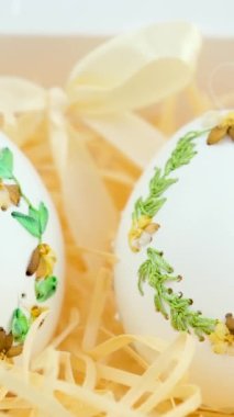Yumurta kabuklarına kurdele nakış tekniği. Boş yumurtaya nakış tekniği. Tavuk yumurtası, hindi ya da kaz yumurtası tekniği değil. 