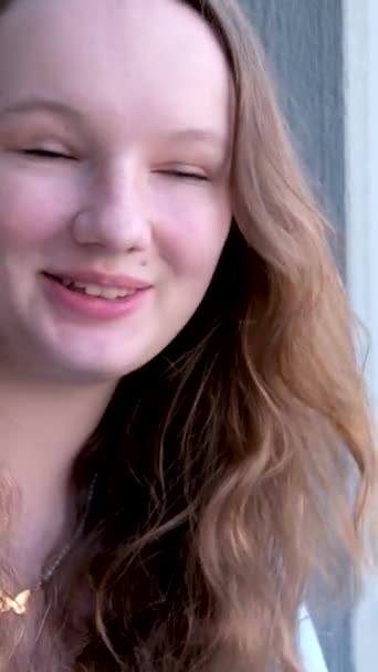 Ευτυχισμένη Όμορφη Ισπανόφωνη Gen Έφηβος Κορίτσι Vlogger Κρατώντας Smartphone Μιλώντας — Αρχείο Βίντεο